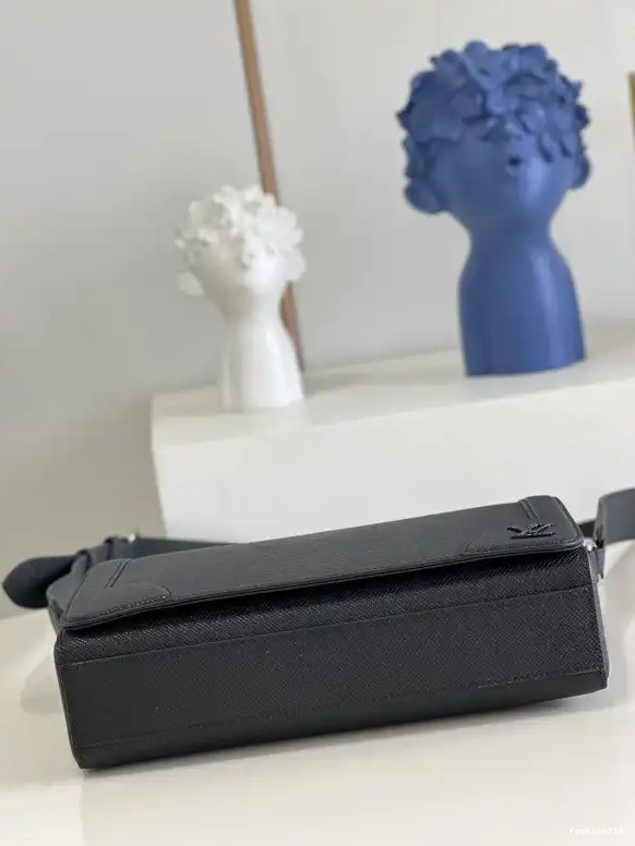 NEW FLAP MESSENGER VUITTON LOUIS 0408